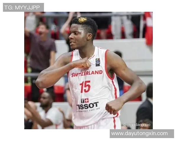 克林特卡佩拉如何在NBA赛场上展现自己的全能实力与领导魅力