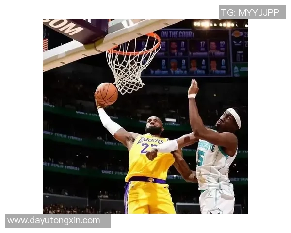 黄蜂与热火季后赛第三场激战回顾球员表现与战术分析